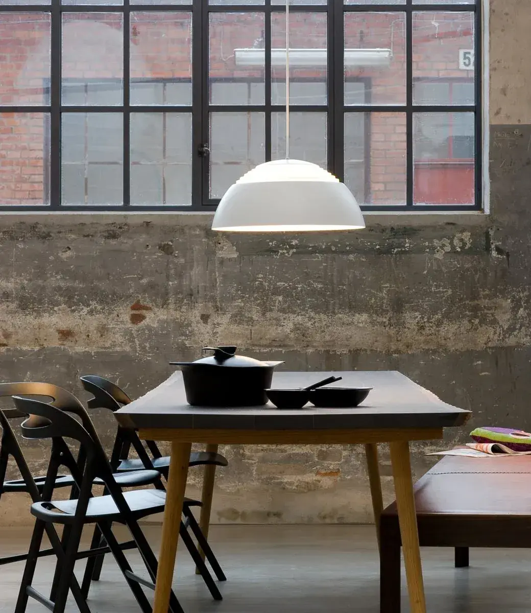 Cover foto voor AJ Hanglamp: Symbiose van Vorm en Functionaliteit door Arne Jacobsen